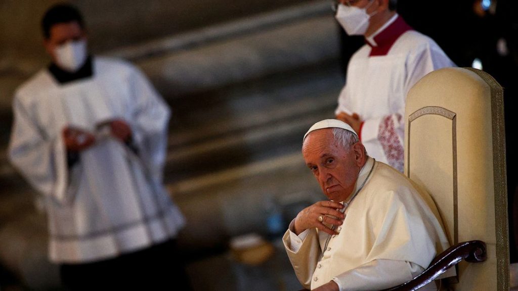 El Papa asiste pero no preside el servicio de la vigilia pascual ...
